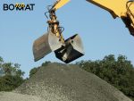 Zand of grond met een knijperauto zo dicht mogelijk bij de gewenste plek in de tuin laten plaatsen.