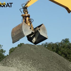 Zand of grond met een knijperauto zo dicht mogelijk bij de gewenste plek in de tuin laten plaatsen.